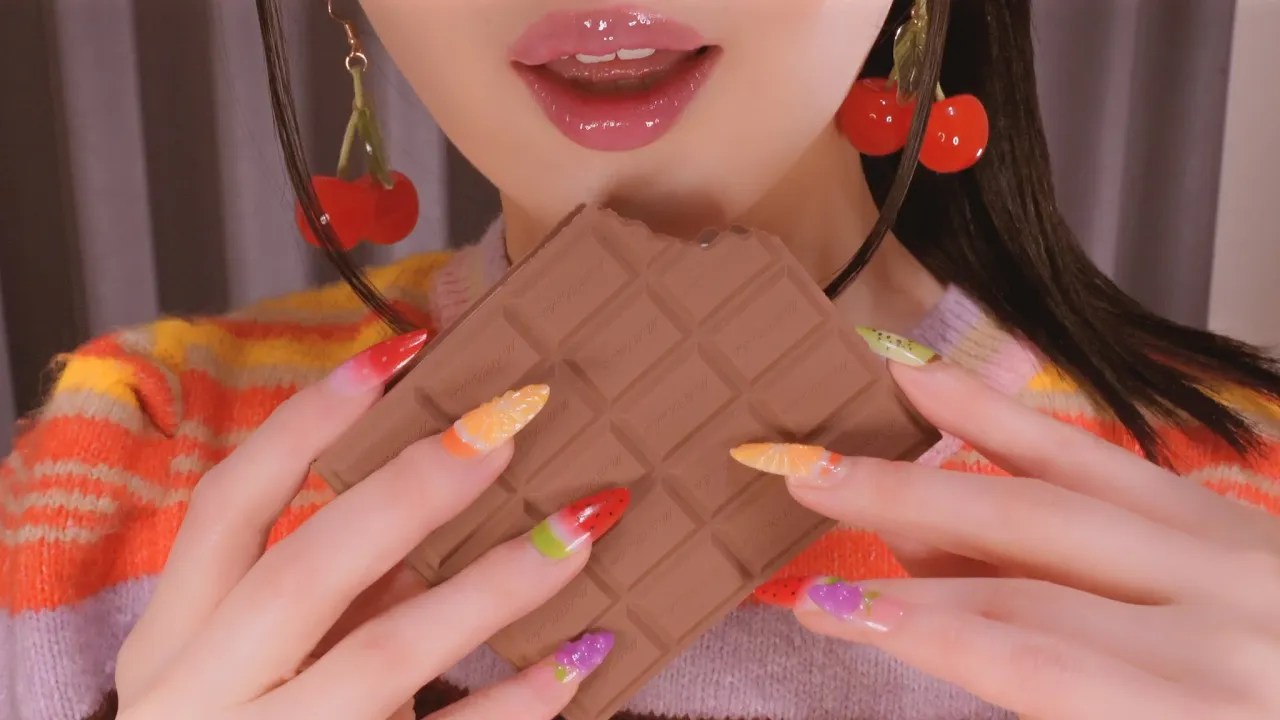 图片[1]-[Cham] 吃假食物发出的咀嚼音（巧克力、草莓、饼干）-ASMR Cham ちゃむ / 日本ASMR-秀房