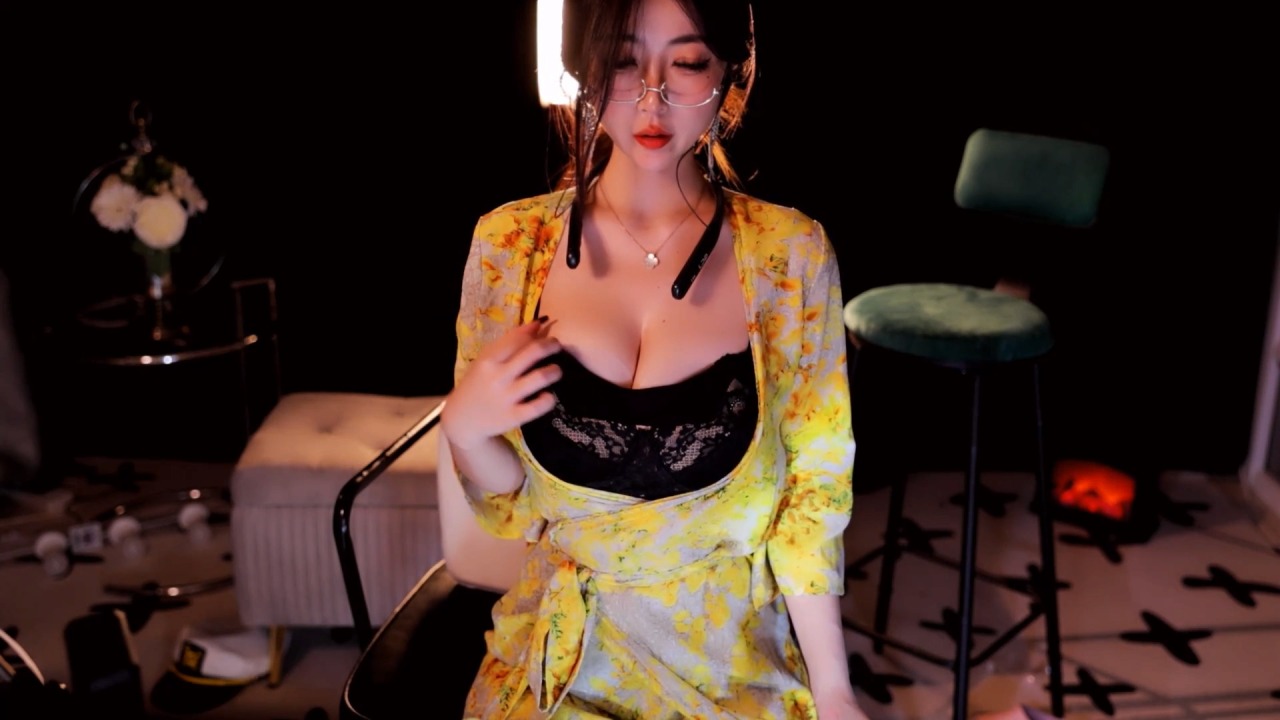 20260802043711620.jpg 【网易CC】 小燃燃 低胸抖奶摇晃翘臀 顶跨露内激情热舞福利 【6V-2.79GB】