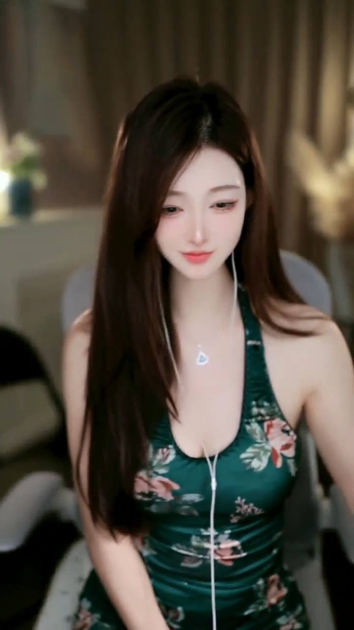 【来秀】甜妹 花有有 颜值身材在线 透视旗袍漏内【10V-687MB】