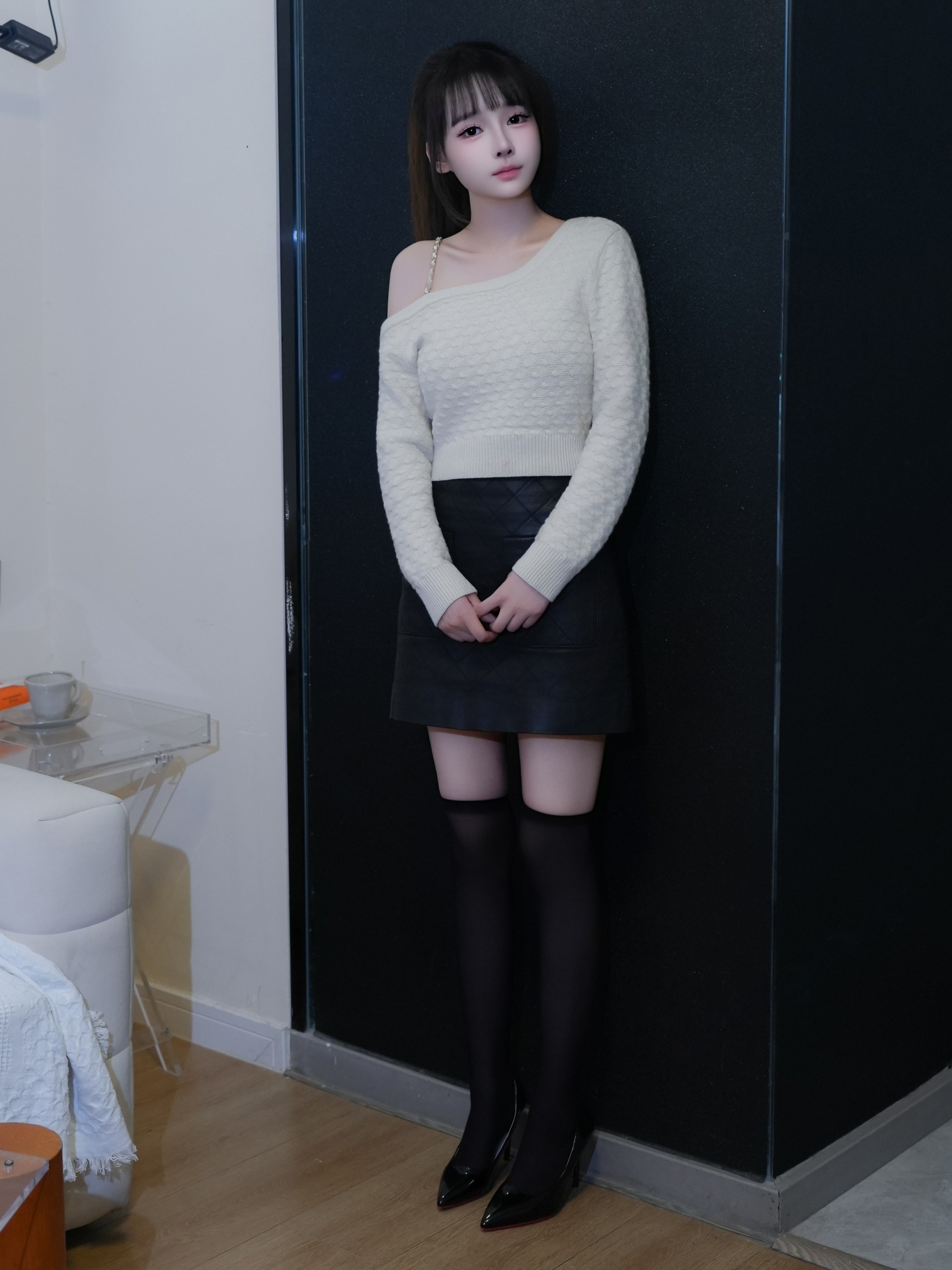 698318a333d54.jpg 【原版无水印首发】秀人网 沈蜜儿 新人模特《黑白生活》内购作品 / 107P+1.49G