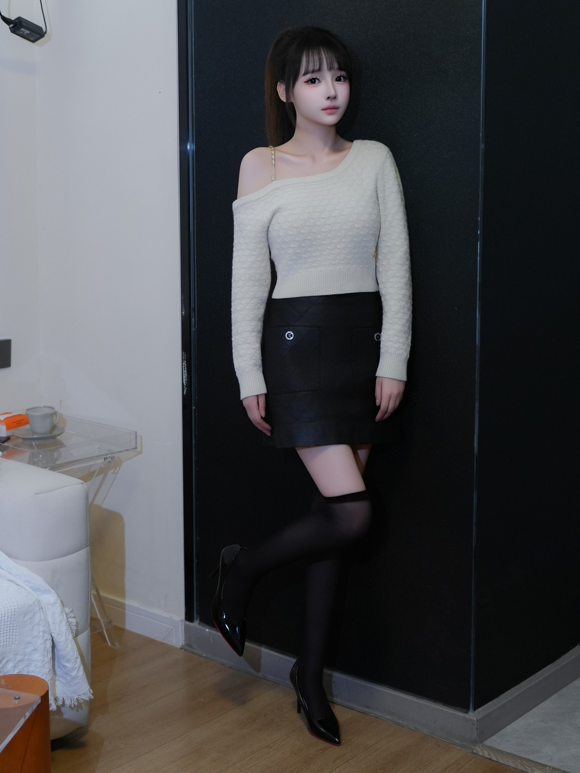 698318a33cde5.jpg 【原版无水印首发】秀人网 沈蜜儿 新人模特《黑白生活》内购作品 / 107P+1.49G