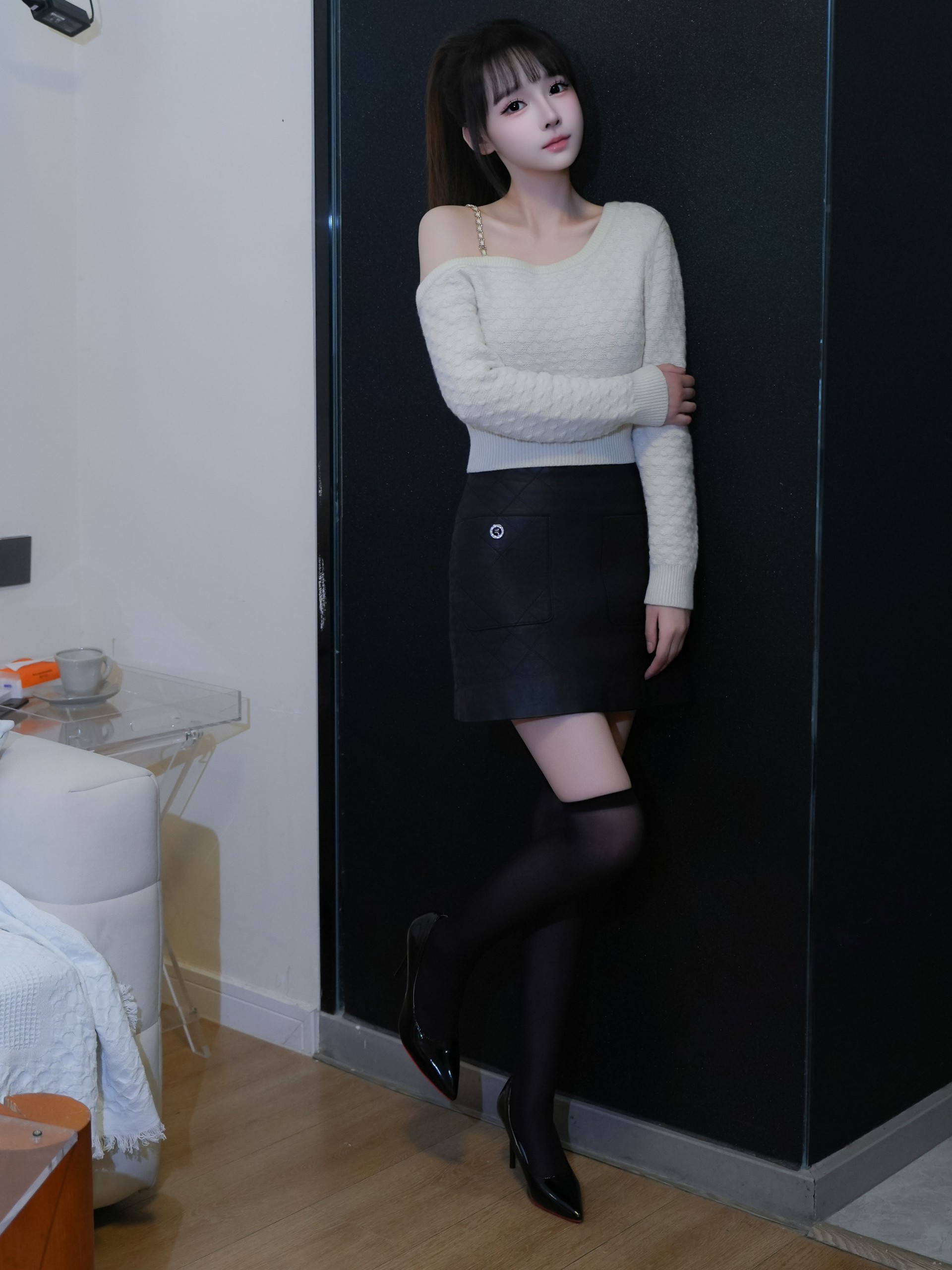 698318a33dc83.jpg 【原版无水印首发】秀人网 沈蜜儿 新人模特《黑白生活》内购作品 / 107P+1.49G