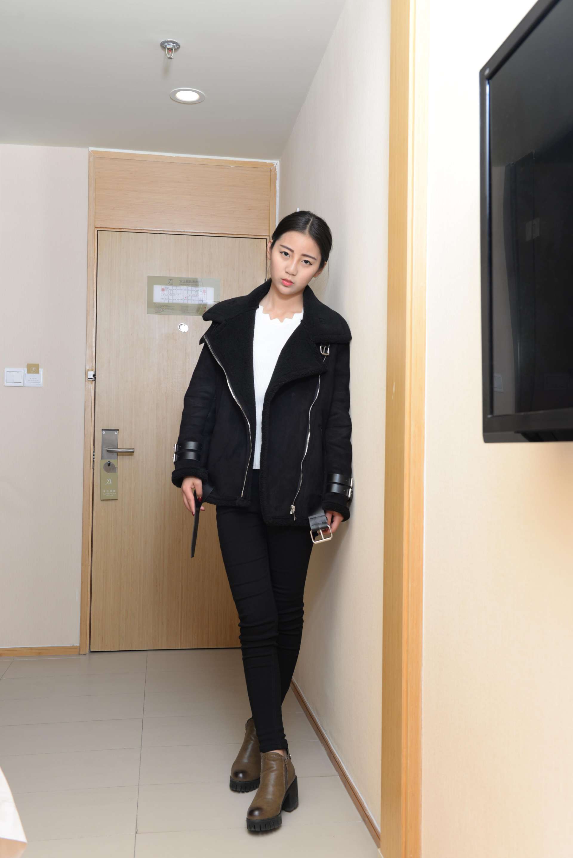 68ab77d7a7429.jpg 【国模】学生妹兼职 唐婉 2016.12.02原版无水印私拍 / 176P+436M